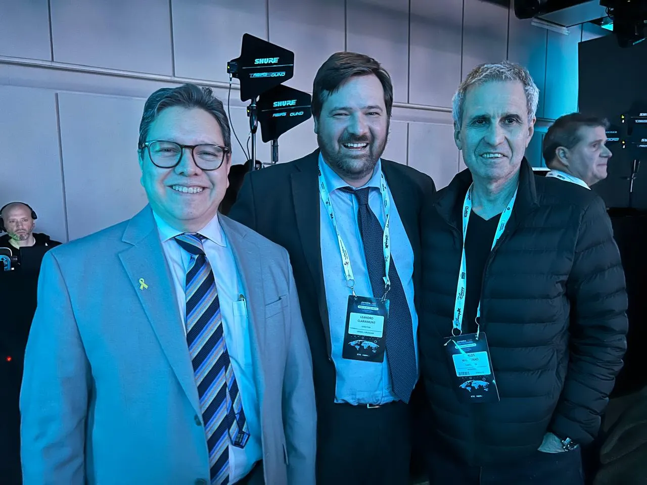 Pedro Bentancourt, vicepresidente de Asuntos Económicos, Externos y Regulatorios de Directv Latin America y SKY Brasil, Leandro Claramunt, director de la Ursec, y Carlos Winograd, economista e investigador.