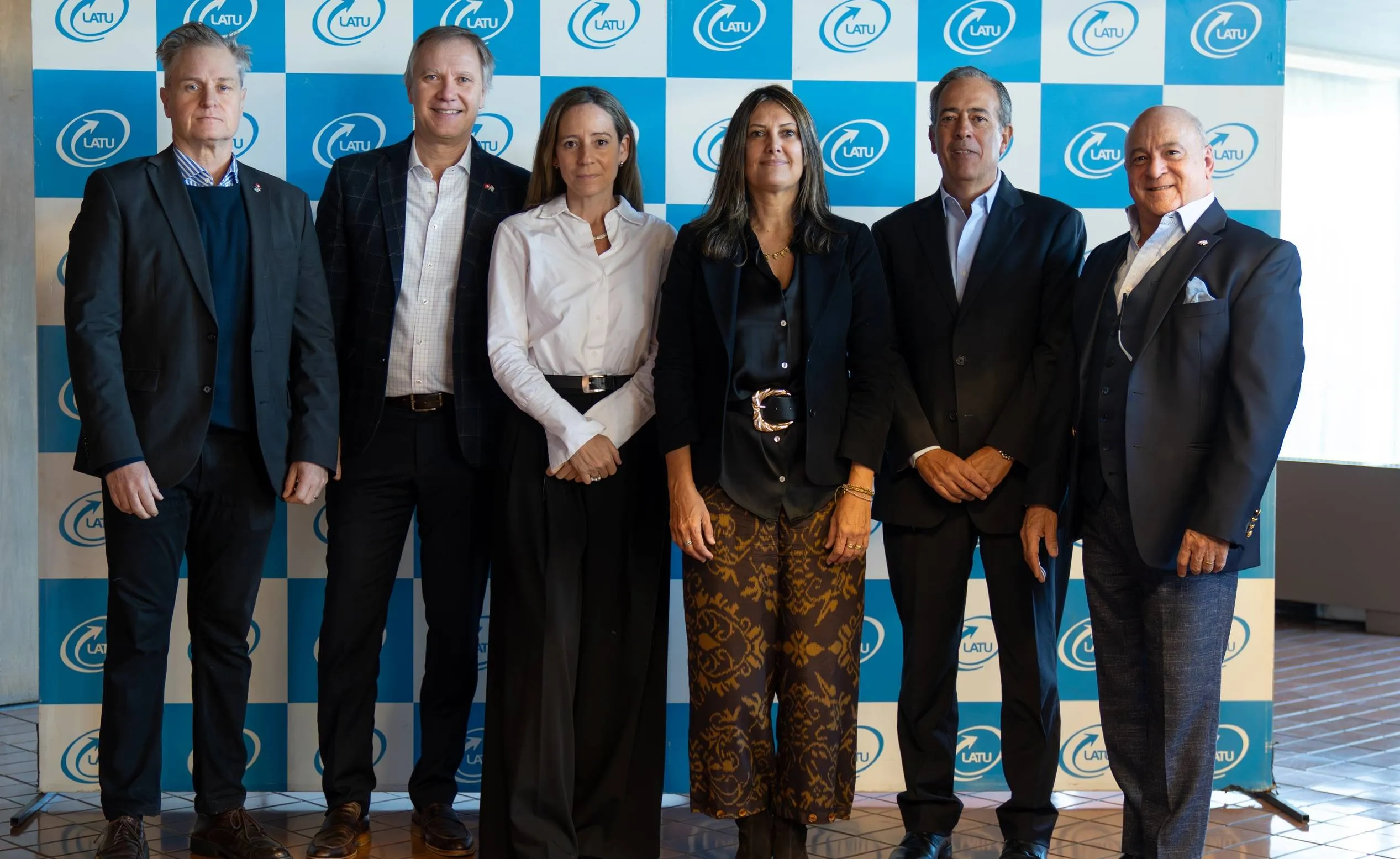 Enrique Schneeberger, director de Lufthansa; Horacio Pintos, socio de la Consultora Suizo-Uruguaya; Agustina Navarro, corporate affairs de Roche; Carolina Bellenda, presidenta de la C&aacute;mara de Comercio Suizo-Uruguaya y gerenta de ESG, Productos y Marketing de Banque Heritage; Guzm&aacute;n Etcheverry, CEO de Julius Baer; y Daniel Pomies, CEO de Valmont.